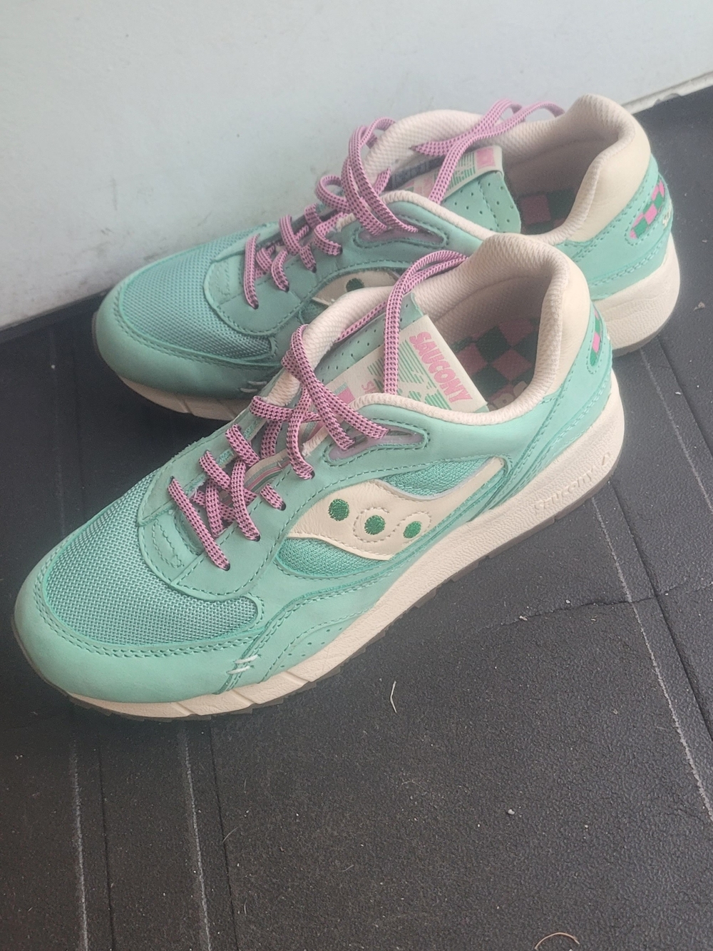 Saucony Women’s Mint Green Sneakers with Pink Laces